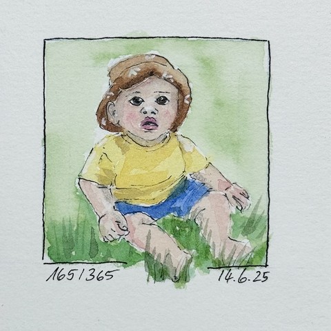 Eine Aquarellillustration eines Babys, das im Gras sitzt und ein gelbes Hemd und blaue Shorts trägt. Das Baby hat einen braunen Hut auf und einen neugierigen Gesichtsausdruck. Am unteren Rand sind das Datum und eine Kennung vermerkt.