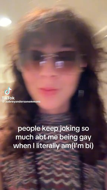 ‘Modern Family’ star Aubrey Anderson-Emmons comes out as bi: “People keep joking so much abt me being gay when I literally am” 🏳️‍🌈