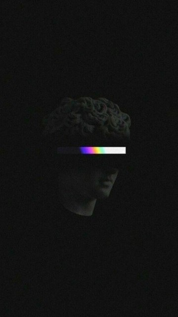 Estatua clásica sobre fondo negro, con una barra multicolor cubriendo los ojos, mezclando arte antiguo con estética digital y misterio.