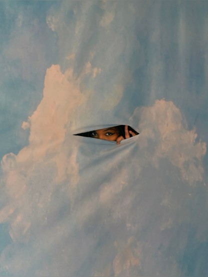 Ojos de persona asomándose a través de un desgarro en una tela azul con estampado de nubes, creando una atmósfera onírica y de intriga.
