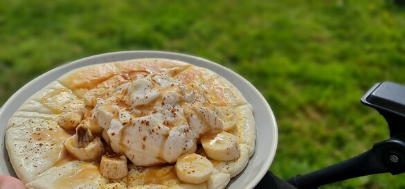 Protein pancakes with banana, cinnamon, skyr yoghurt and sugar free maple syrup
