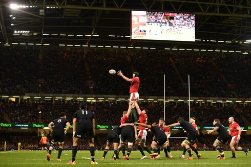 A lineout during a rugby match between Wales and new Zealand