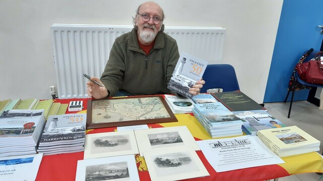 Warren Kovach selling books