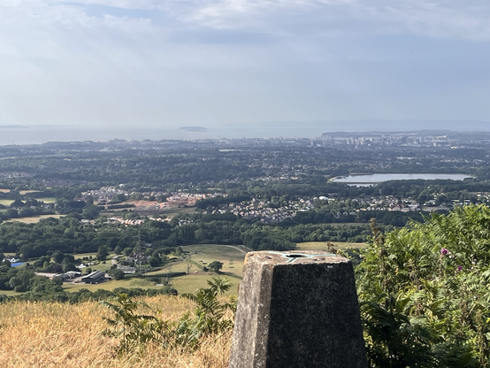 Caerdydd o bell.