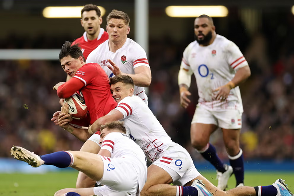 Rees-Zammit is tackled by two England players