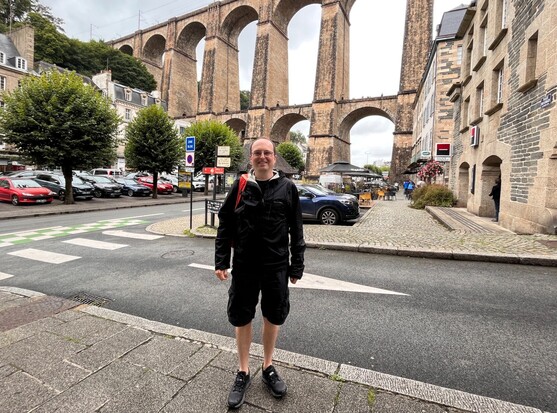 Fi o flaen y bont yn Montroulez, Llydaw.