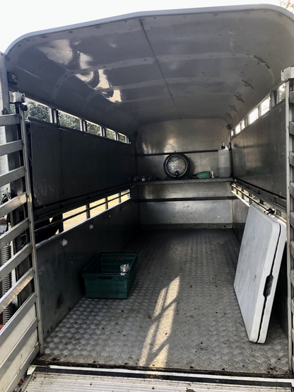 Horse box with a keg of beer Ian the checkpoint 