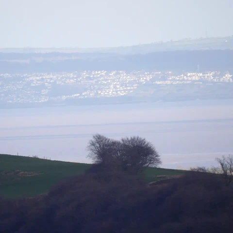 Y golygfa o Mynydd y Grug dros y  Sianel Bryste