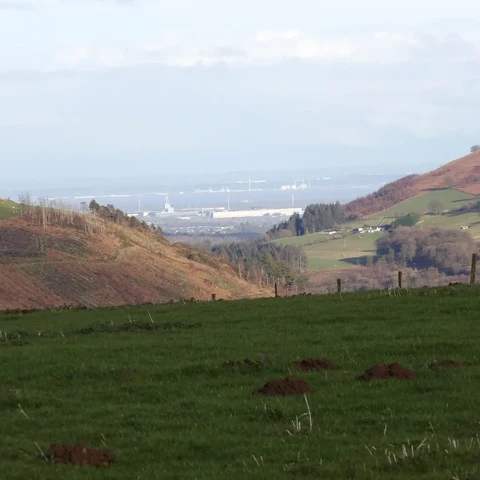 Y golygfa o Mynydd y Grug dros y  Sianel Bryste