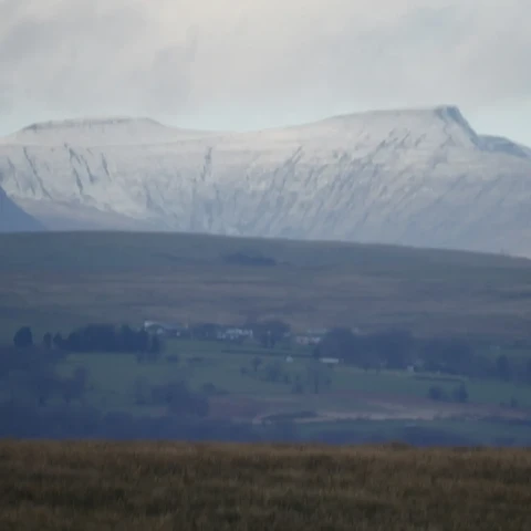 Y golygfa i'r gogledd o Mynydd y Grug