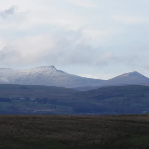Y golygfa i'r gogledd o Mynydd y Grug