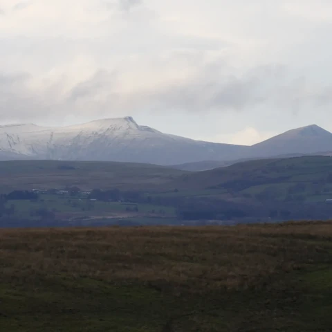 Y golygfa i'r gogledd o Mynydd y Grug
