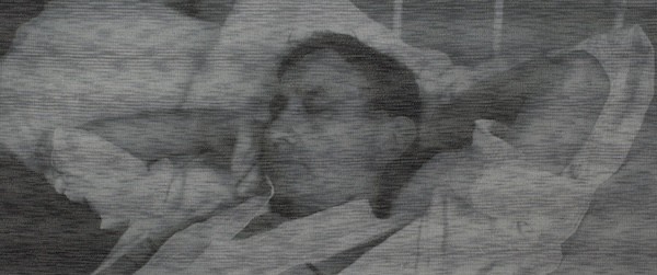 Manylyn o'r gwaith gweëdig “Cysgwr 2” gan Nigel Hurlstone, Ffynnongroyw, Sir y Fflint. Mae’n dangos dyn gwyn canol oed, sy’n cysgu’n heddychlon, gyda ei freichiau tu ôl i’w ben mewn gwely. Mae’n gwisgo dillad braidd yn hen ffasiwn, crys gwyn ffurfiol a bresys, ond mae e wedi agor y botymau top, a thorchi llewys. 