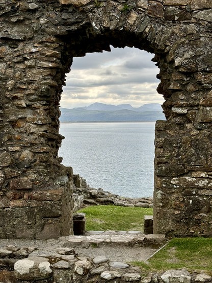 Entrance to the inner courtyard overlooking the sea with Yr Eyri in the background. From that entrance you can allegedly see Harlech castle 10 miles away across Cardigan bay. 