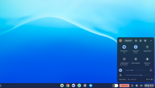 Llun o ryngwyneb ChromeOS yn dangos y rhyngwyneb Cymraeg